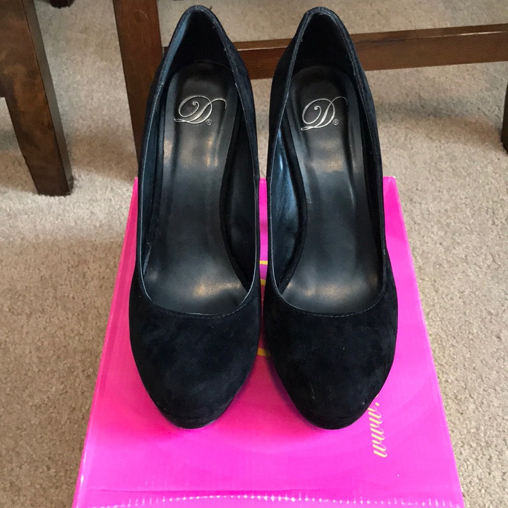 Black pumps